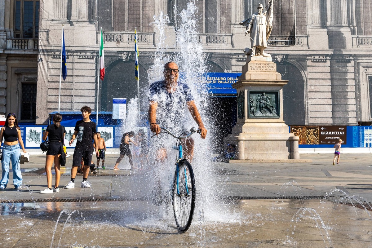 Nero Heatwave In Italy Even the cyclists in Turin are seeking relief from the scorching Nero heatwave by taking a dip in the fountains.Currently, there is a red heat alert in effect in various cities  ...