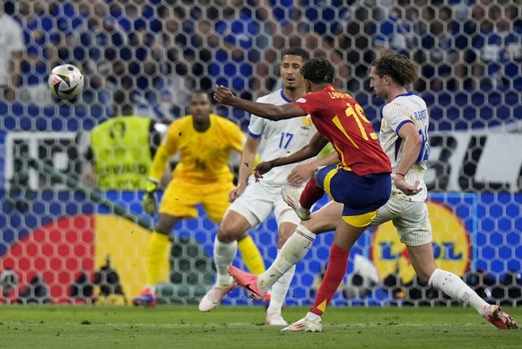 Lo spagnolo Lamine Yamal, al centro, segna il primo gol della sua squadra durante la semifinale tra Spagna e Francia di UEFA Euro 2024 a Monaco, in Germania, martedì 9 luglio 2024. (AP...