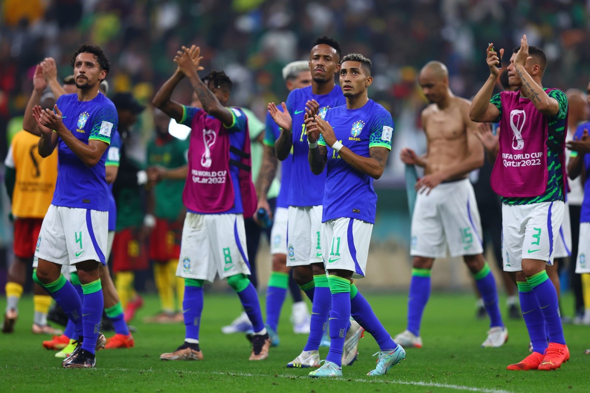 02.12.2022, Katar, Lusail: Fu�ball, WM 2022 in Katar, Kamerun - Brasilien, Vorrunde, Gruppe G, Spieltag 3, im Lusail Stadion in Lusail, Brasiliens Spieler klatschen nach dem Spiel. Foto: Tom Weller/dp ...