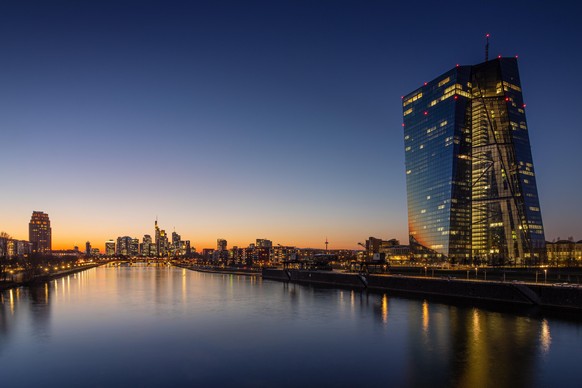 Die Lichter der Europäischen Zentralbank (EZB) und der Frankfurter Bankenskyline leuchten am Abend.