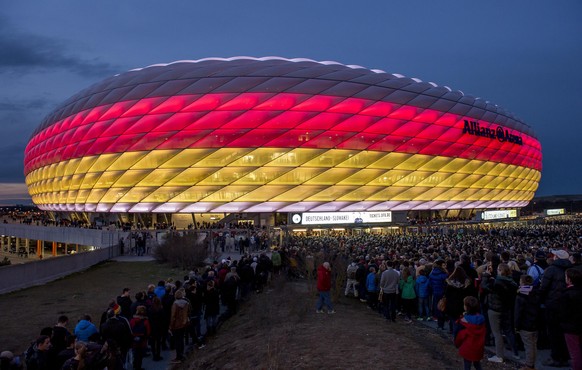 Allianz Arena strahlt in den Farben Schwarz Rot Gold / Nationalfahne / Nationalflagge. Lange Schlangen von Fans am Sicherheitscheck. Fussball: Laenderspiel / Testspiel: Deutschland - Italien, Muenchen ...