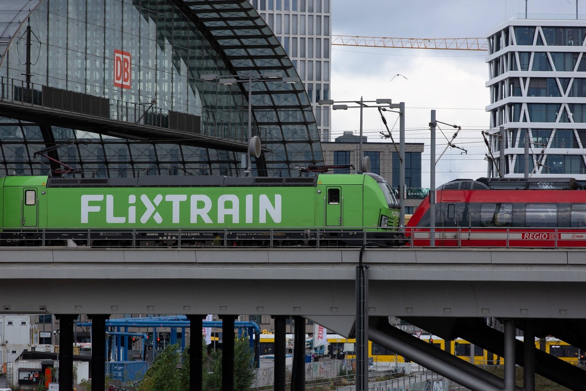Flixtrain und Regionalbahn der Deutschen Bahn am Hauptbahnhof in Berlin am 08.11.2023 *** Flixtrain and Deutsche Bahn regional train at Berlin Central Station on 08 11 2023