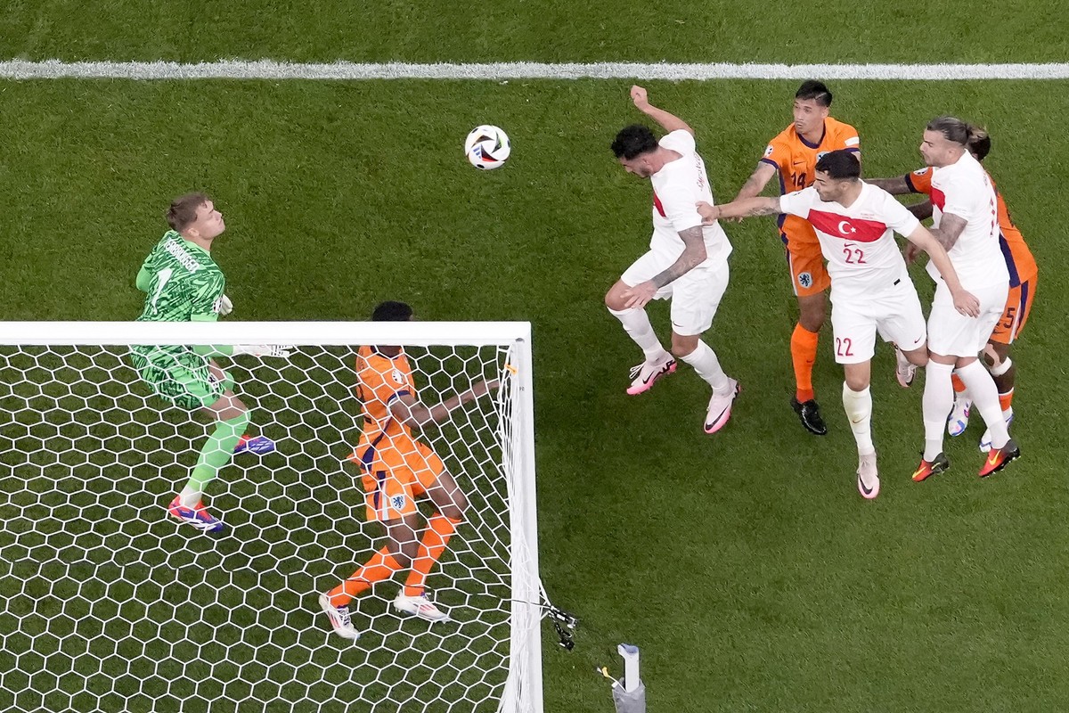 06.07.2024, Berlin: Fußball, UEFA Euro 2024, EM, Niederlande - Türkei, Finalrunde, Viertelfinale, Olympiastadion Berlin, Samet Akaydin von der Türkei (3vl) erzielt per Kopfball das Tor zum 0:1. Foto:  ...