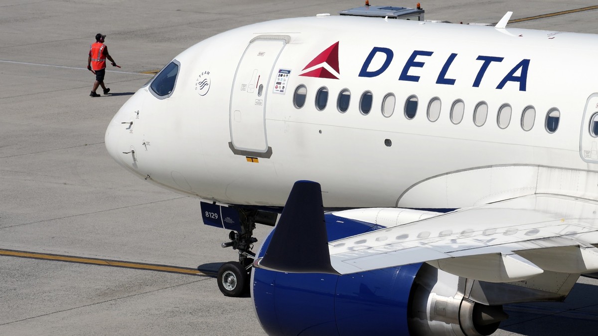 ARCHIV - 19.07.2024, USA, Boston: Ein Flugzeug in der Lackierung der Delta Airlines verlässt das Gate am Logan International Airport. Die tagelangen Computer-Ausfälle durch ein defektes Update der IT- ...