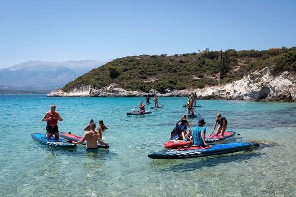 High Temperatures In Greece Tourists are surfing at Sosorides beach while high temperatures hit Greece, at Marathi district near Chania, Crete Island, Greece on August 16, 2022. Chania Greece PUBLICAT ...