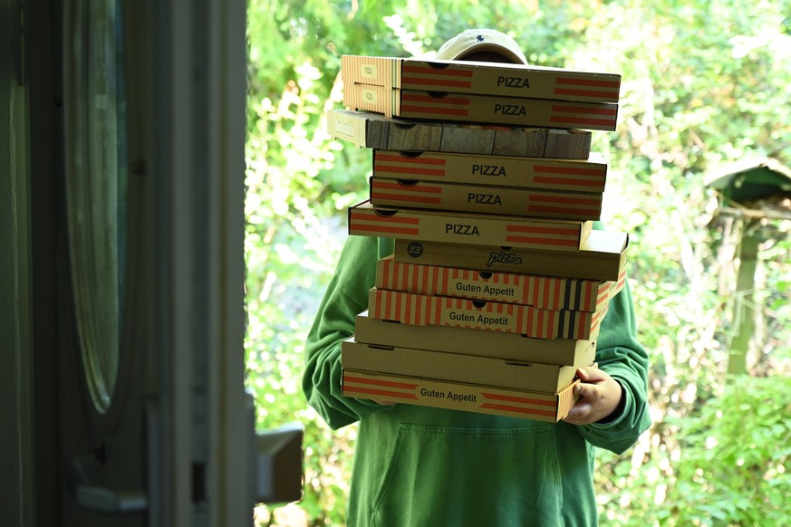 Symbolfoto Lieferservice- Pizzabote model released mit Pizzakartons *** Symbolfoto delivery service pizza delivery model released with pizza boxes
