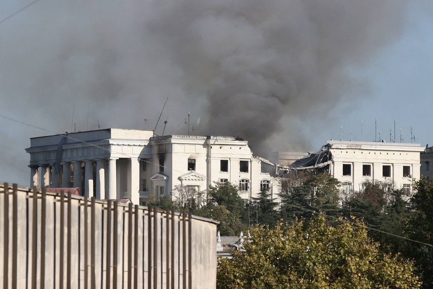 Ukraine-Konflikt, Raketen treffen Hauptquartier der russischen Schwarzmeerflotte in Sewastopol RUSSIA, SEVASTOPOL - SEPTEMBER 22, 2023: Smoke over the Russian Black Sea Fleet headquarters after a Ukra ...