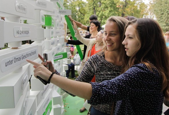 HANDOUT - Junge Mädchen lesen russische und deutsche Worte auf einer Veranstaltung zum Jahr der deutschen Sprache und Literatur 2014/15 des Goethe-Instituts in Moskau (undatiertes Handout). Foto: Goet ...