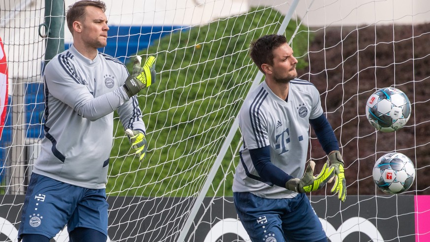 ARCHIV - 05.01.2020, Katar, Doha: Fußball: Bundesliga, Trainingslager FC Bayern München. Torwart Manuel Neuer (l) und Torwart Sven Ulreich vom FC Bayern München trainieren bei einer Übungseinheit am V ...