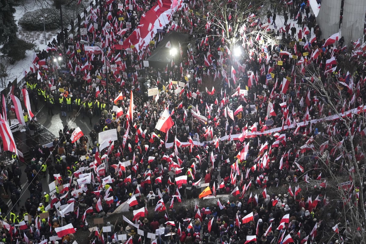 11.01.2024, Polen, Warschau: Anhänger der rechtsgerichteten Partei Recht und Gerechtigkeit, die bei den Parlamentswahlen im Oktober die Macht verloren hat, protestieren vor dem Parlamentsgebäude gegen ...