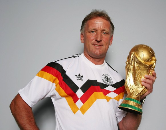 Andreas Brehme - Weltmeister 1990 mit Deutschland - posiert im Nationaltrikot von 1990 mit dem WM Pokal

Andreas Brehme World Champion 1990 with Germany posing in National jersey from 1990 with the  ...