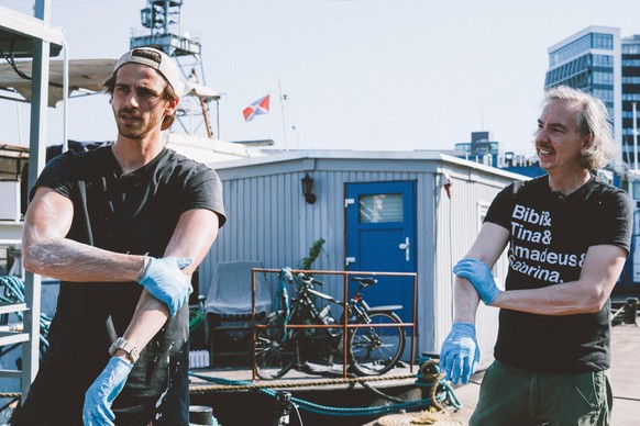 THE HOUSEBOAT, (aka DAS HAUSBOUT), front from left: Fynn Kliemann, Olli Schulz, (Season 1, aired March 9, 2021). photo: Brian Jakubowski / ©Netflix / courtesy Everett Collection