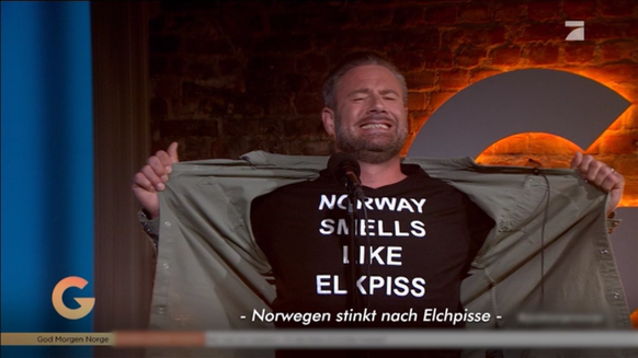 Zum Finale seiner Darbietung im norwegischen Fernsehen lüftet Sasha sein Shirt: "Norwegen riecht wie Elchpisse."