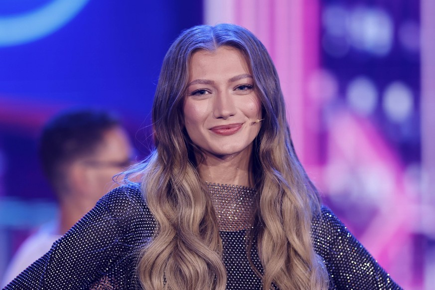 Sängerin Leony Leonie Burger steht auf der Bühne bei der zweiten Live-Sendung der Castingshow Deutschland sucht den Superstar 20 . Die RTL-Castingshow Deutschland sucht den Superstar DSDS findet in di ...