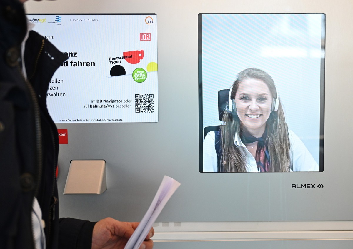 PRODUKTION - 13.05.2024, Baden-W�rttemberg, Winnenden: Eine Person steht in einem Video Reisezentrum an einem Regionalbahnhof und l�sst sich per Video pers�nlich beraten (gestellte Szene). Wer in Bade ...