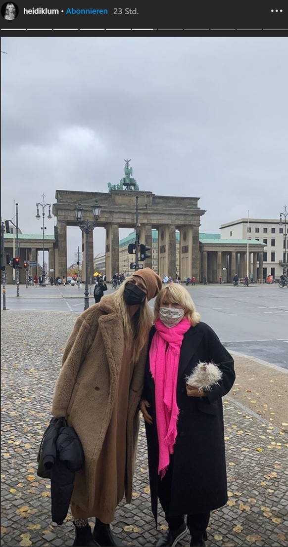 Heidi Klum mit Mutter Erna vor dem Brandenburger Tor.