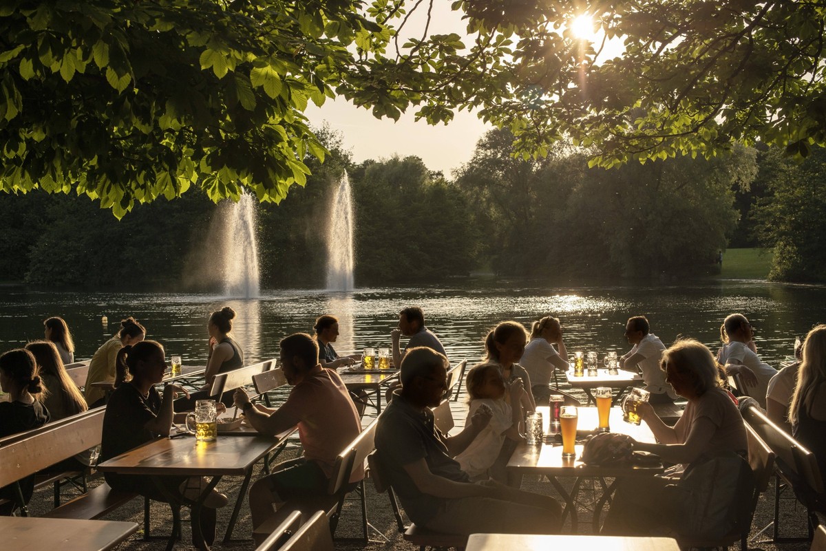Münchner geniessen den Samstagabend im Biergarten, Sonne und See, München, 4. Juni 2022, Deutschland, München, 4. Juni 2022, Biergarten im Ostpark, Münchner geniessen den gefühlten Sommerabend bei ein ...