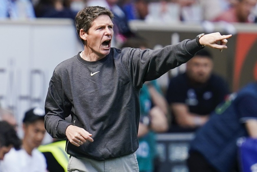 06.05.2023, Baden-Württemberg, Sinsheim: Fußball: Bundesliga, TSG 1899 Hoffenheim - Eintracht Frankfurt, 31. Spieltag, PreZero Arena. Frankfurts Trainer Oliver Glasner gestikuliert. (zu dpa: «Frankfur ...