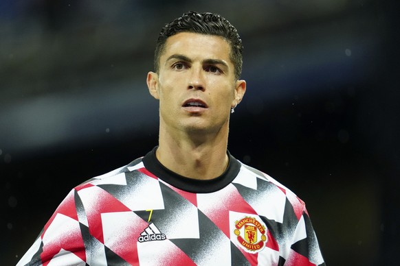 ARCHIV - 09.10.2022, Gro�britannien, Liverpool: Fu�ball: Premier League, England, 10. Spieltag, FC Everton - Manchester United. Cristiano Ronaldo von Manchester United betritt das Spielfeld zum Aufw�r ...