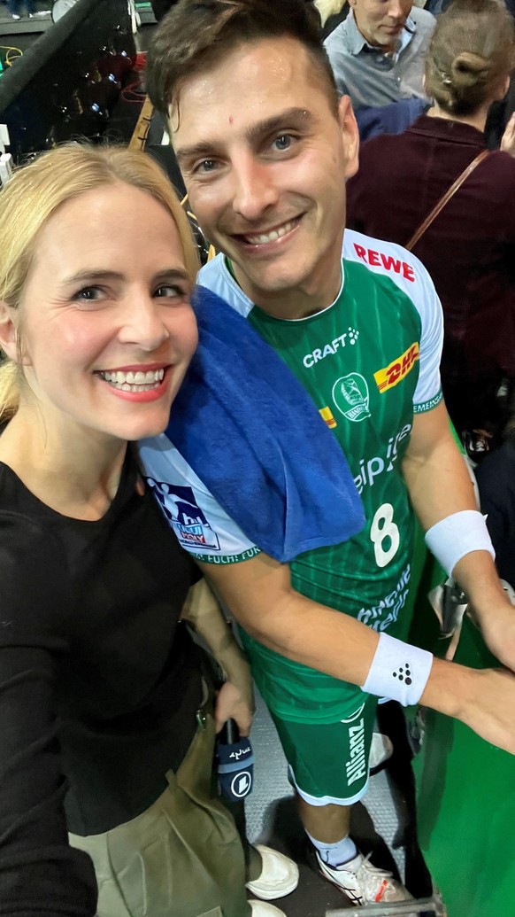 Stephanie Müller-Spirra mit Handball-Profi Lucas Krzikalla.