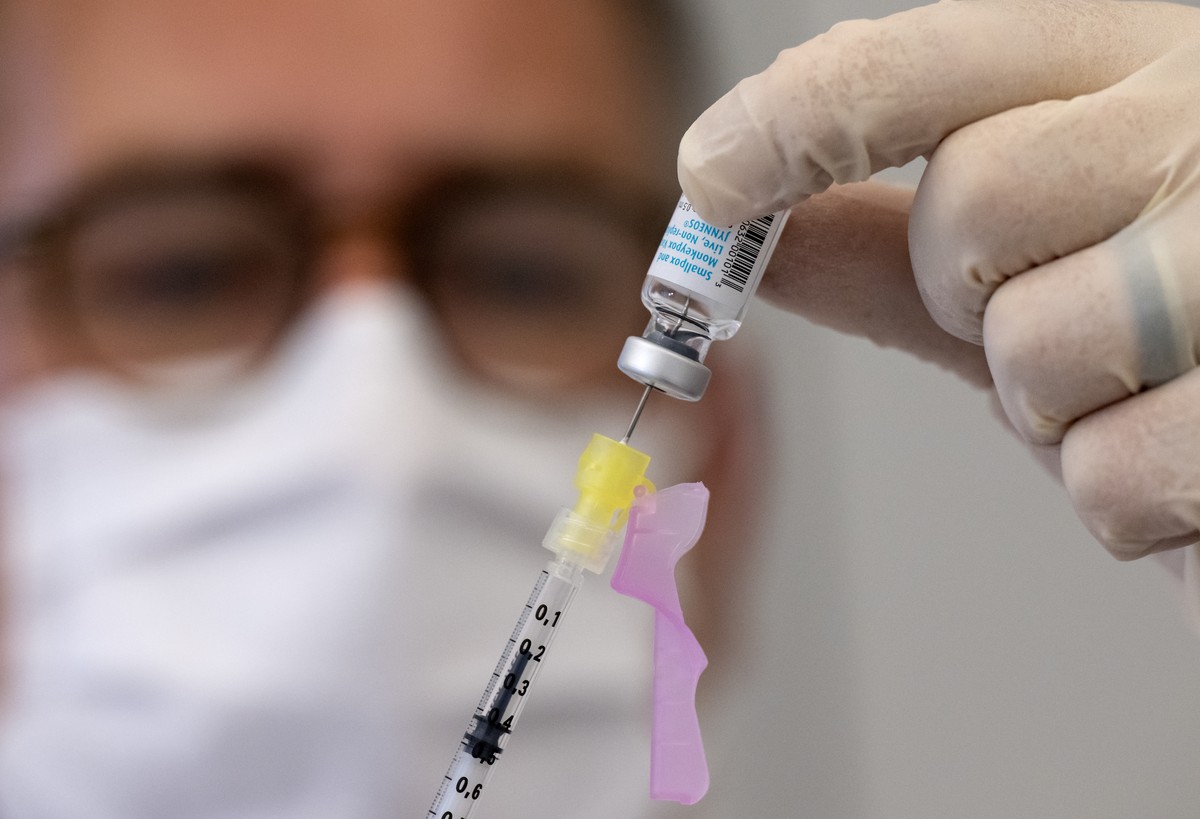 14.07.2022, Bayern, M�nchen: Ein Mitarbeiter bereitet im Klinikum rechts der Isar eine Spritze mit dem Impfstoff von Bavarian Nordic (Imvanex / Jynneos) gegen Affenpocken vor. Foto: Sven Hoppe/dpa +++ ...