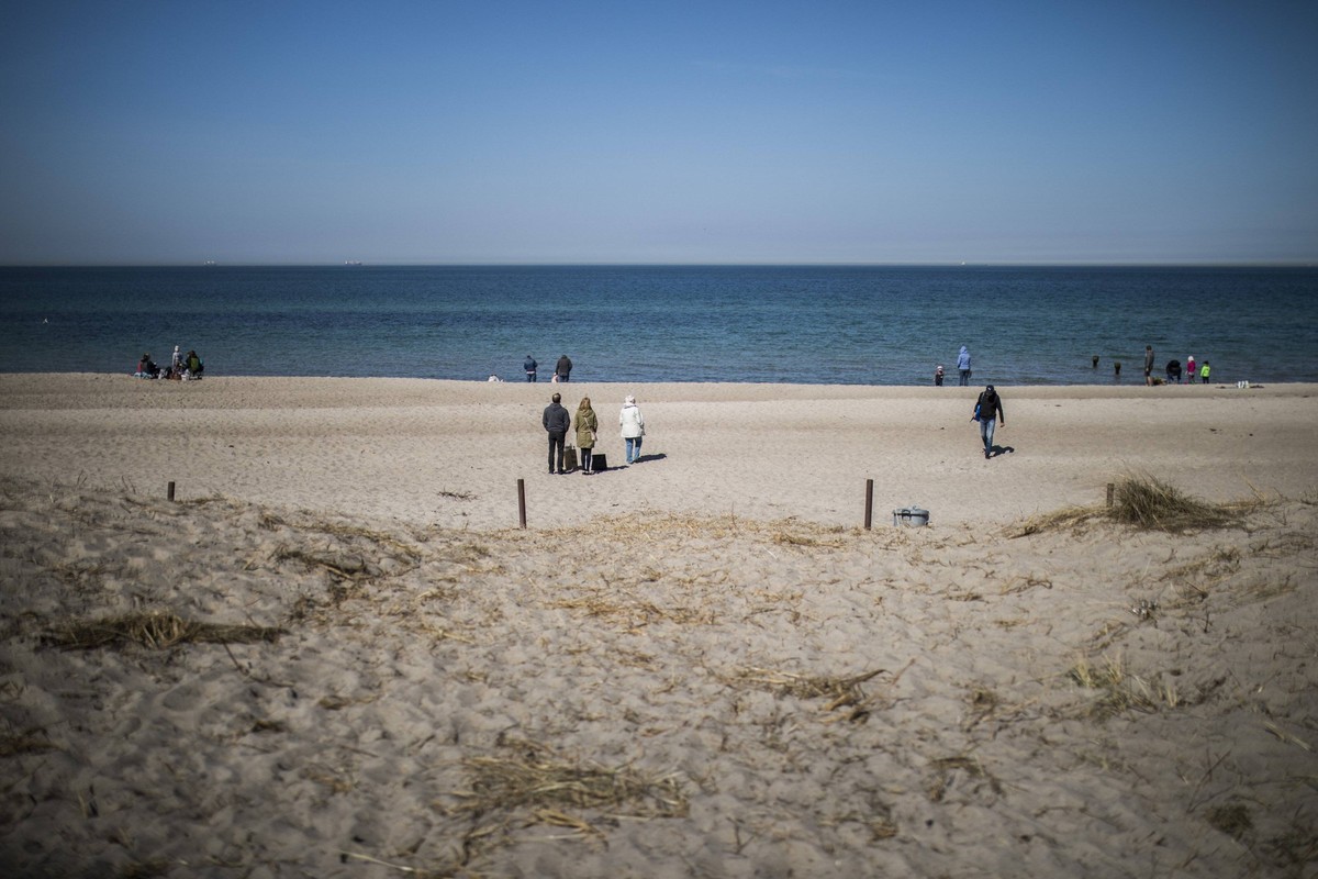 Touristen am Ostseestrand in Markgrafenheide, 21.04.2019. Markgrafenheide Deutschland *** Tourists at the Baltic Sea beach in Markgrafenheide 21 04 2019 Markgrafenheide Germany PUBLICATIONxINxGERxSUIx ...