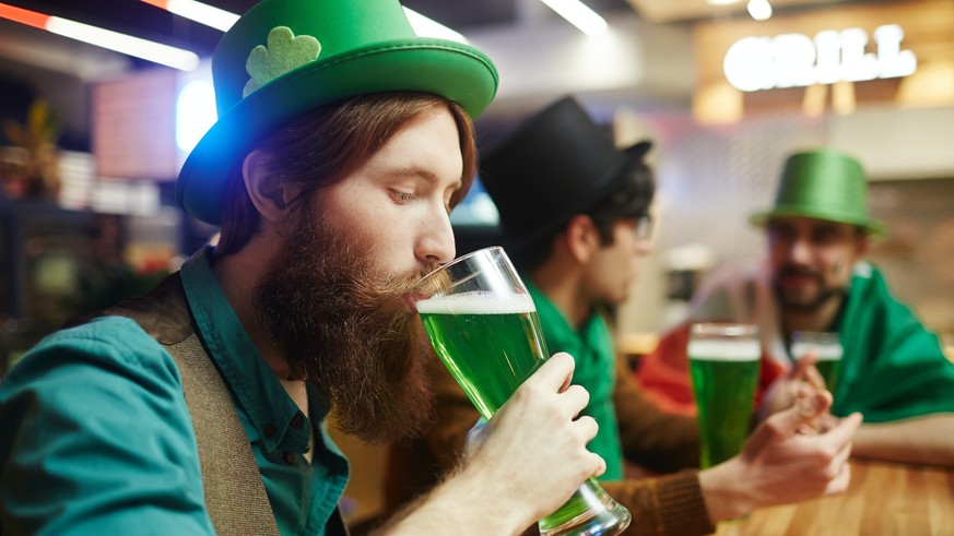 Bier, am besten grünes, spielt beim St. Patrick's Day eine große Rolle.