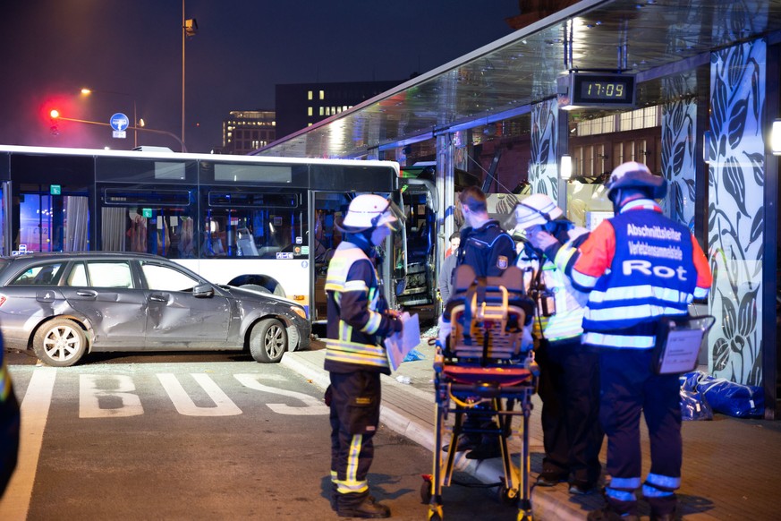 Ein Bus fuhr in die Haltestelle