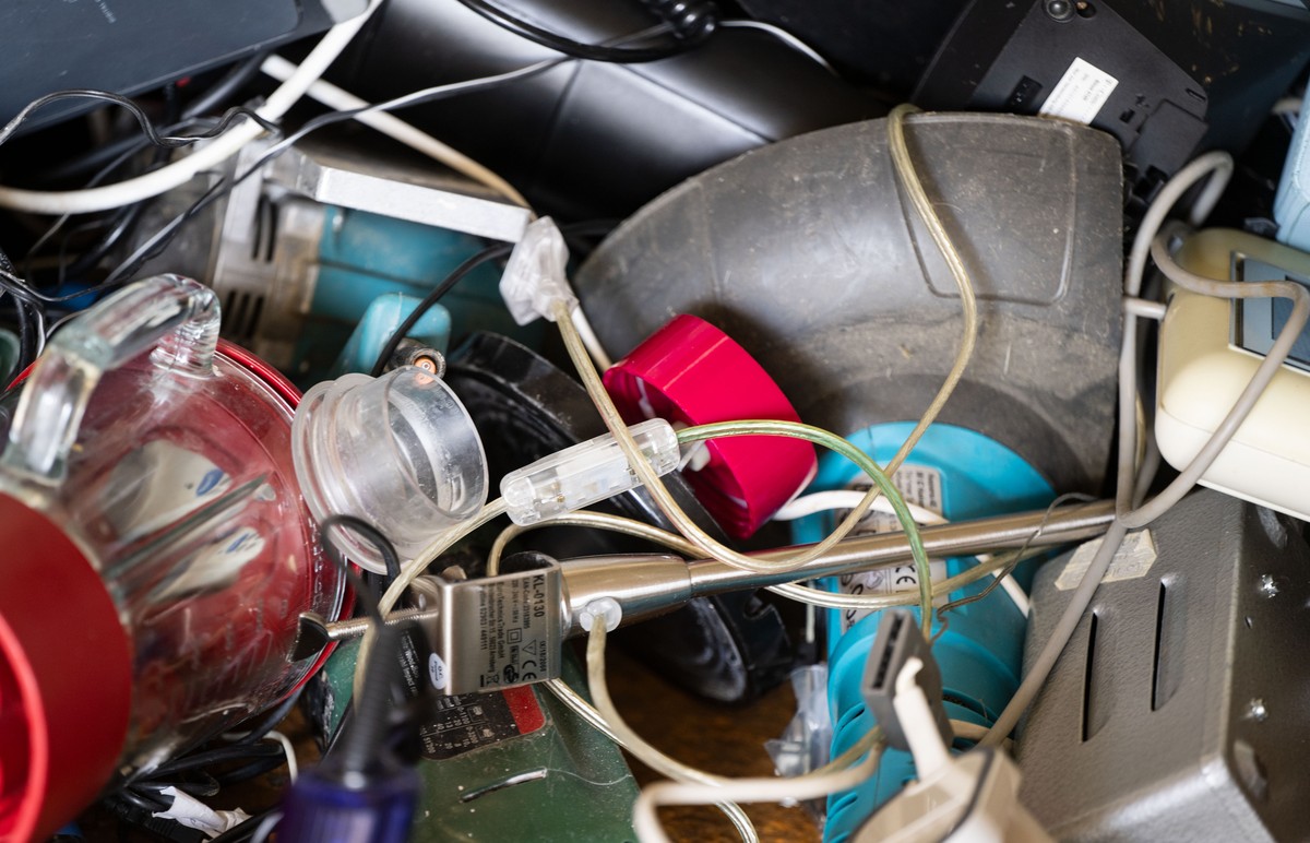30.06.2022, Baden-W�rttemberg, Stuttgart: Elektrokleinger�te sind auf dem Wertstoffhof Vaihingen der Abfallwirtschaft Stuttgart (AWS) in einem Sammelcontainer untergebracht. Die Pflicht zur R�cknahme  ...