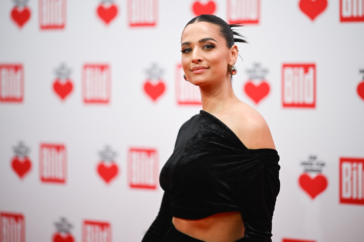 09.12.2023, Berlin: Amira Pocher, Moderatorin, steht auf dem Roten Teppich der TV-Spendengala «Ein Herz für Kinder». Foto: Sebastian Gollnow/dpa +++ dpa-Bildfunk +++