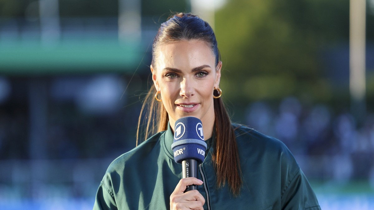 Moderatorin Esther Sedlaczek Das Erste schaut, DFB-Pokal - First Round, SC Preussen Muenster vs VfB Stuttgart, Preussenstadion am 27. August 2024 in Muenster, Deutschland. Foto von Marco Steinbrenner/ ...