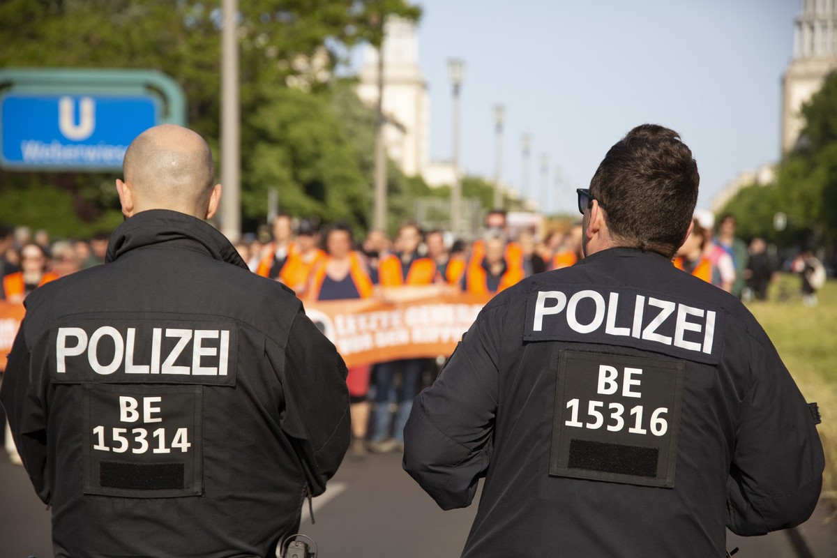26.05.2023, Berlin: Unterst�tzer der Klimaaktivisten von Letzte Generation demonstrieren in Berlin gegen die Einstufung als kriminelle Vereinigung durch die Beh�rden. Polizei und Staatsanwaltschaft wa ...