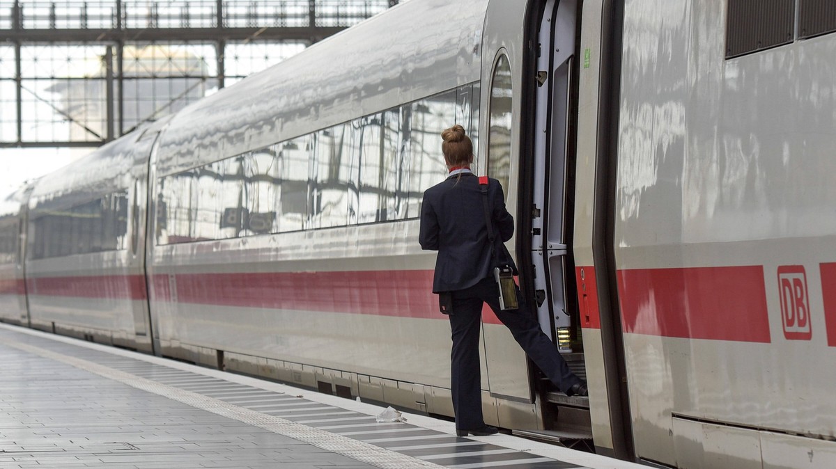 xblx, ICE Zug der Deutschen Bahn im Hauptbahnhof Frankfurt, Zugbegleiterin klar zur Abfahrt, emwirt Frankfurt am Main *** xblx, ICE train of the Deutsche Bahn in Frankfurt central station, train atten ...