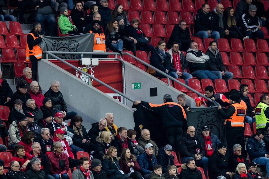 DFB Pokal, Bayer 04 Leverkusen - 1. FC Union Berlin 04.03.2020 Medizinischer Notfall waehrend des Spiels. Security und Ersthelfer riegeln mit Decken ab, DFB Pokal, Bayer 04 Leverkusen - 1. FC Union Be ...