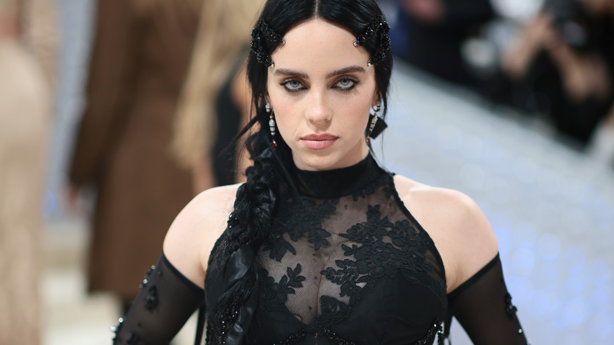 Billie Eilish trotzt Kritikern "Ich habe große Brüste, so sehe ich aus"