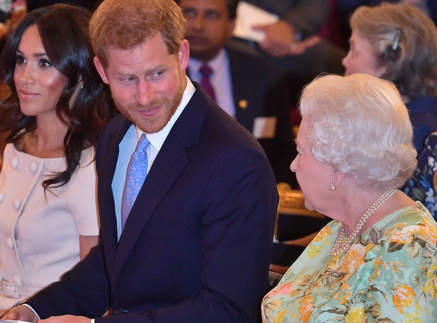 LONDON, ENGLAND - JUNE 26: Queen Elizabeth II with Prince Harry, Duke of Sussex and Meghan, Duchess of Sussex at the Queen&#039;s Young Leaders Awards Ceremony at Buckingham Palace on June 26, 2018 in ...