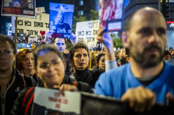 dpatopbilder - 16.12.2023, Israel, Tel Aviv: Israelis und Angehörige der Geiselfamilien protestieren vor dem Militärstützpunkt Kiriya und fordern Premierminister Netanjahu auf, sich stärker für die Fr ...