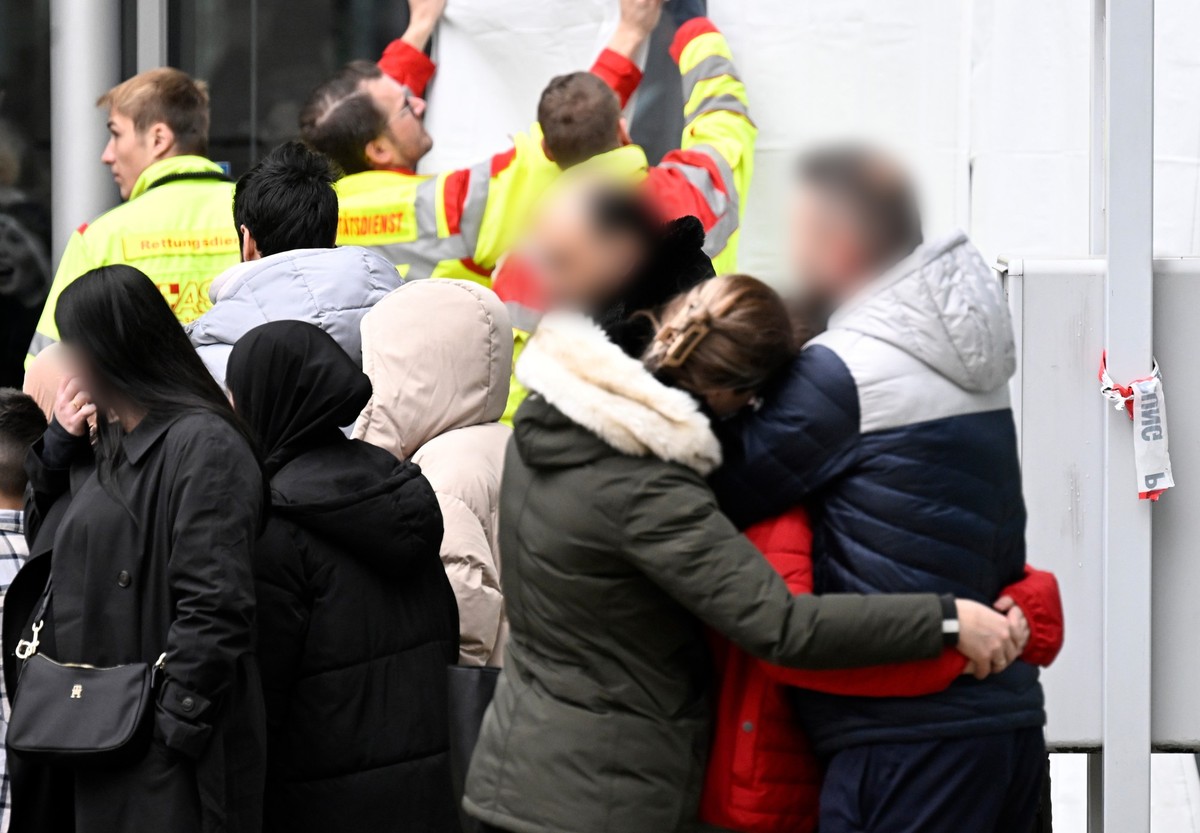 22.02.2024, Nordrhein-Westfalen, Wuppertal: Eltern holen ihre Kinder aus dem Wilhelm-Dörpfeld-Gymnasium ab. In Wuppertal sind an einer Schule mehrere Schüler verletzt worden. Ein Verdächtiger sei fest ...
