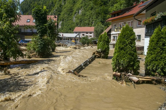 06.08.2023, Slowenien, Schwarzenbach: Hochwasser fließt durch ein Wohnviertel. Angesichts der verheerenden Überschwemmungen und Erdrutsche der letzten drei Tage hat Slowenien die EU und die Nato um te ...