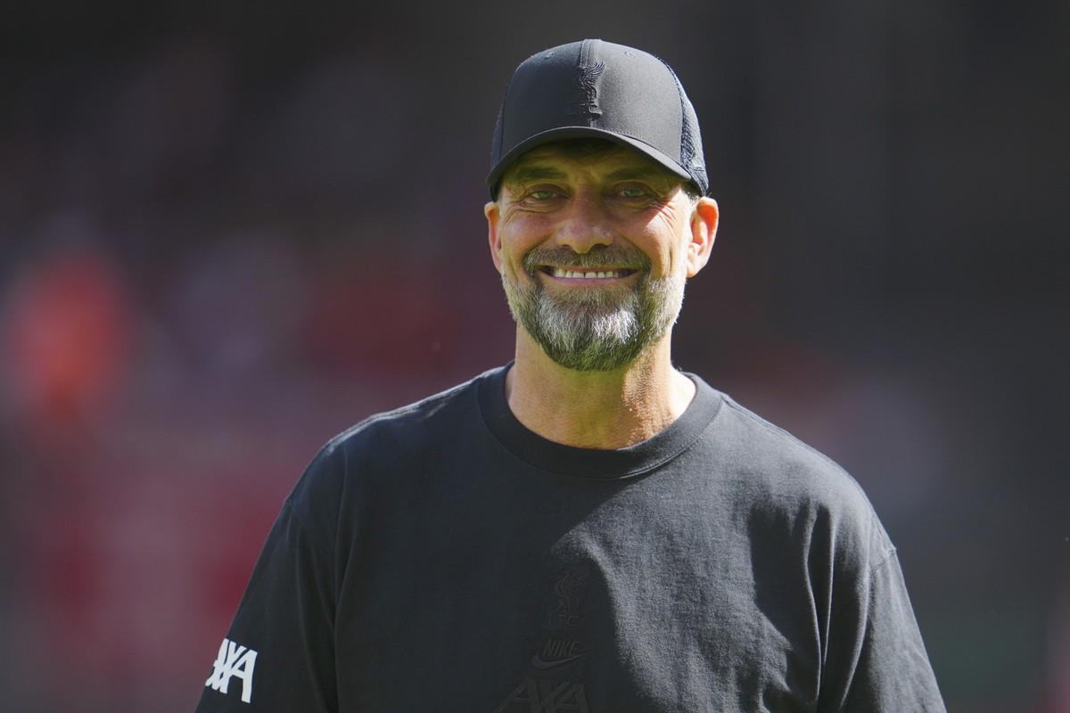 ARCHIV - 19.05.2024, Großbritannien, Liverpool: Fußball: Premier League, England, FC Liverpool - Wolverhampton Wanderers, 38. Spieltag, Anfield: Liverpools Ex-Trainer Jürgen Klopp lächelt vor dem Spie ...