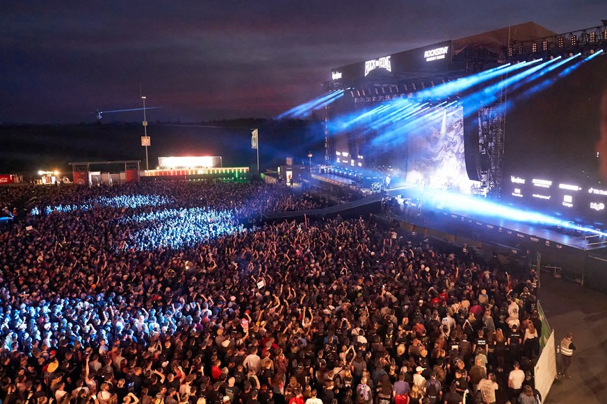ARCHIV - 04.06.2022, Rheinland-Pfalz, Nürburg: Fans stehen beim Auftritt der britischen Rockband «Muse» vor der Hauptbühne des Festivals «Rock am Ring». (zu dpa: «Bisher rund 90 000 Tickets für Rock a ...