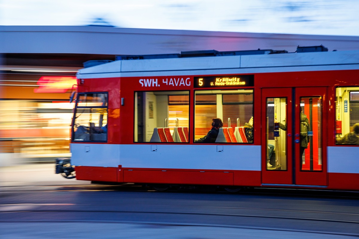 ARCHIV - 27.04.2022, Sachsen-Anhalt, Halle/Saale: Fahrgäste sitzen im morgendlichen Berufsverkehr in einer Straßenbahn in Halle. Die Verkehrsbetriebe in Halle und Magdeburg planen beim Deutschlandtick ...