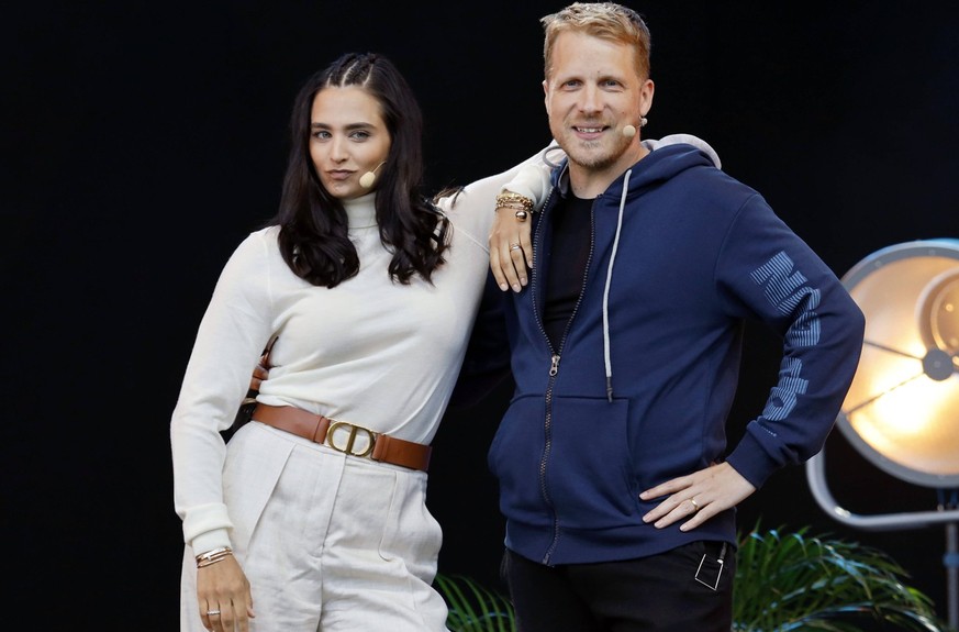 Amira Pocher mit Ehemann Oliver Pocher mit dem Programm Die Pochers hier live beim BonnLive Kulturgarten Open Air 2021 in der Rheinaue. Bonn, 01.08.2021 *** Amira Pocher with husband Oliver Pocher wit ...