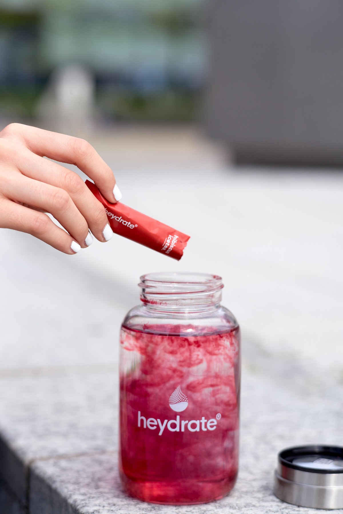 Gibt man den Inhalt der Sticks in Leitungswasser, entsteht ein leckerer Drink.