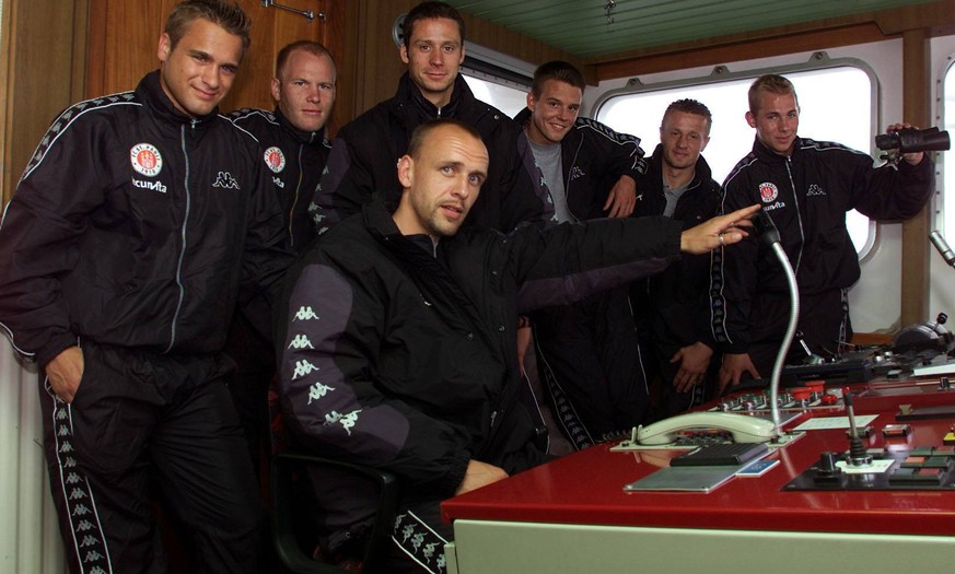 2002 beim Foto-Termin der Neuzugänge. Meier (3. v.r.) da schon mit Goalgetter-Lächeln. Das Steuer übernahm Kapitän Holger Stanislawski (vorne).&nbsp;