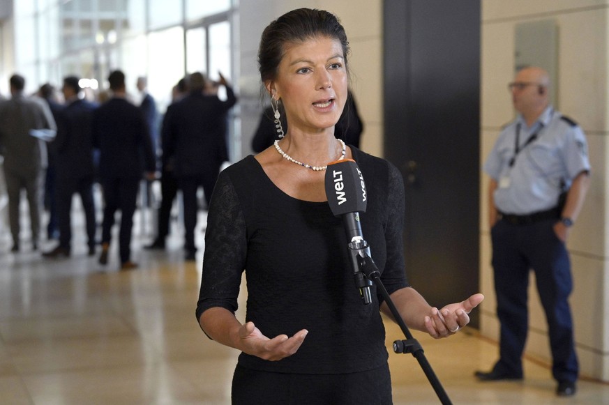 Sahra Wagenknecht bei einem Pressestatement am Rande der 115. Sitzung des Deutschen Bundestages im Reichstagsgebäude. Berlin, 06.07..2023 *** Sahra Wagenknecht during a press statement on the sideline ...