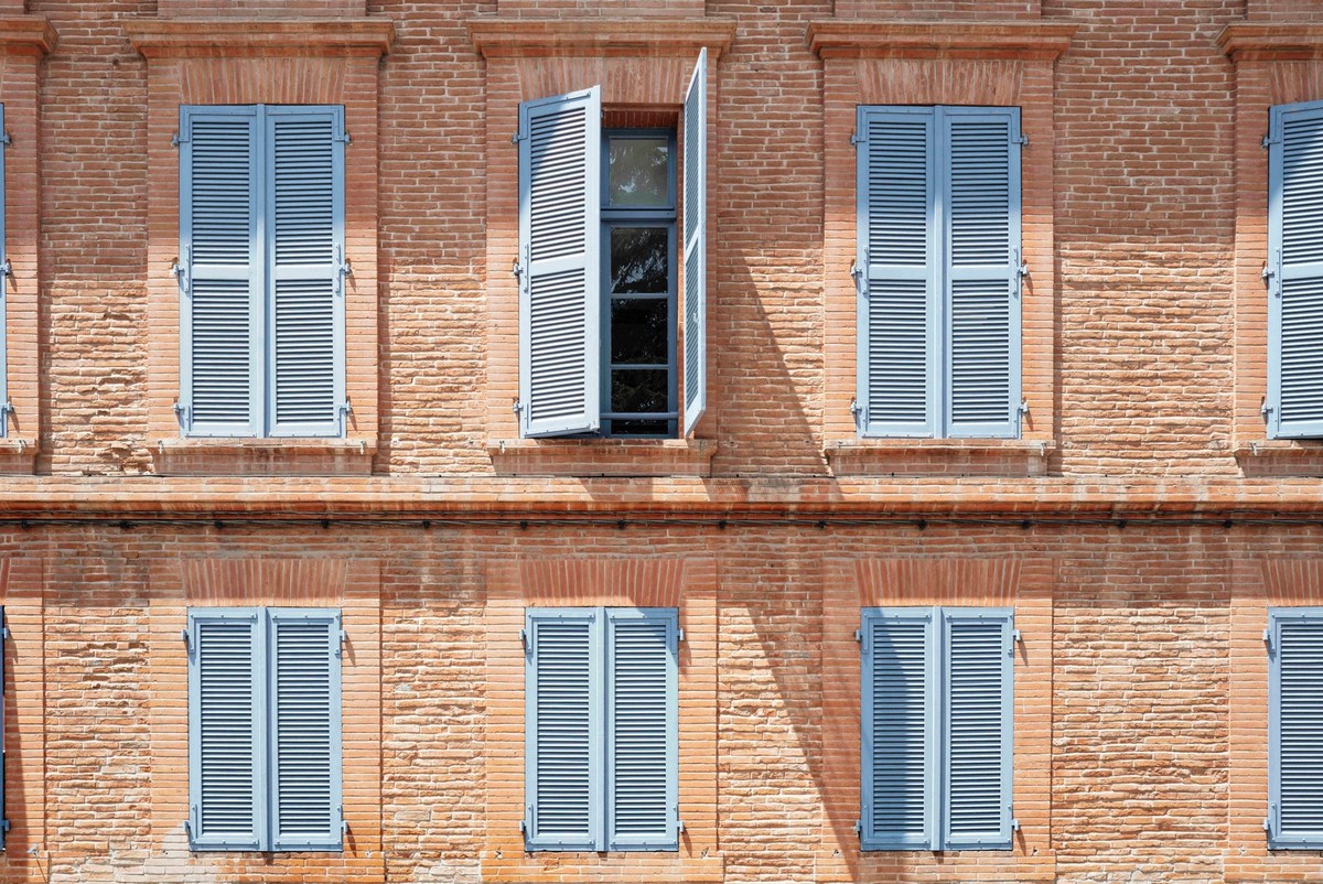 Häuser in Frankreich: Fensterläden wie diese können gegen die Hitze helfen.