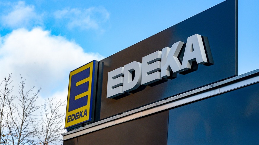 ARCHIV - 05.11.2020, Berlin: Das Logo vom Einzelhändler Edeka. Im Streit zwischen dem Getränkehersteller Coca-Cola und Edeka um Einkaufspreise hat der Lebensmittelhändler den kürzeren gezogen. (zu dpa ...