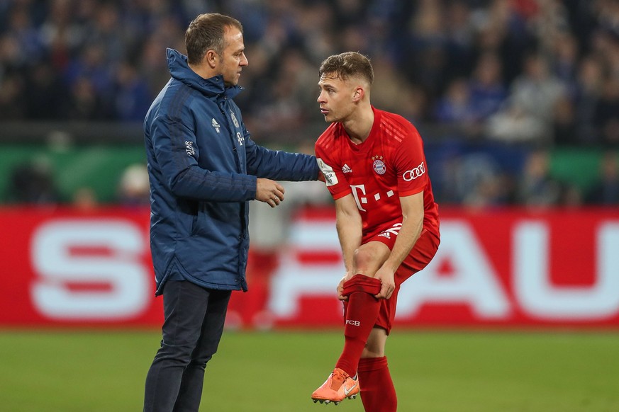 Hansi Flick (links) holt Kimmich (rechts) oft für taktische Anweisungen zu sich.