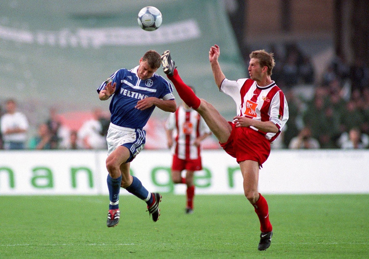 Unions Steffen Menze gegen Ebbe Sand (l.).